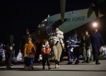 Cei 41 de români şi membri de familie evacuaţi din Fâşia Gaza au ajuns în ţară