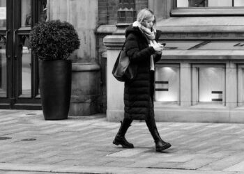 Pietonii care stau pe telefon, amendați. Vezi ce sancțiuni riscă cei care nu sunt atenți la trafic