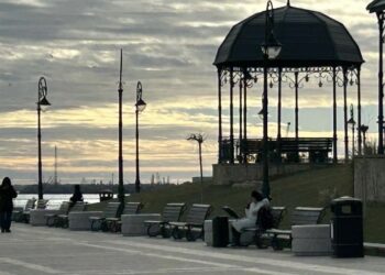 Vocea de la malul mării. Cine este femeia care cânta în Ajunul Crăciunului pe faleza Cazinoului? 