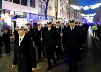 Retragere cu torțe la malul mării! (FOTO)