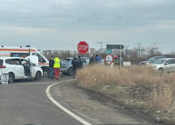 Accident cu 3 mașini. O persoană a rămas încarcerată