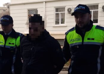 Tânăr de 22 de ani, prins de polițiști în timp ce conducea beat un autoturism cu numere false