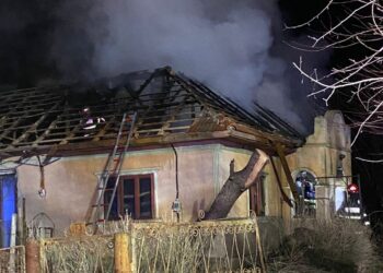 Arde o casă în satul Stupina