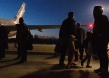 Opt persoane, cetăţeni români şi familiile acestora, evacuate din Fâşia Gaza, au ajuns în România