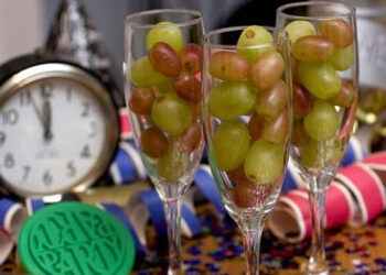Tradiții și superstiții: De ce este bine să mănânci struguri în noaptea dintre ani
