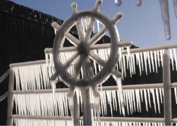 Gerul a sculptat în gheață, pe litoral