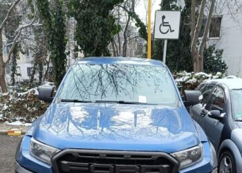 Peste 100 de amenzi, pentru șoferii care parchează pe locurile rezervate persoanelor cu dizabilități