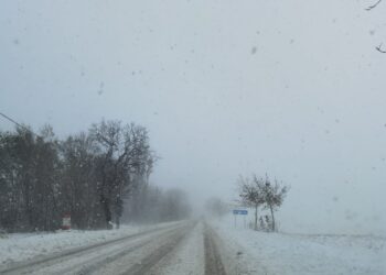 Ninsori și zăpadă în țară. Se circulă în condiții de iarnă pe drumuri din 12 județe