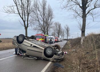 Mașină răsturnată în județul Tulcea. Doi adulți și doi copii au ajuns la spital (FOTO)