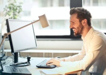 Schimbări pe piața muncii în 2024. Numărul românilor care vor să-și schimbe jobul este în creștere, iar AI-ul devine și mai necesar în recrutare