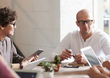 Studiu: Managerii români iau în calcul posibilitatea de a majora salariile în 2024, dar cer angajaţilor implicare