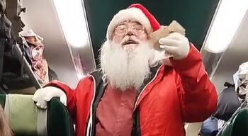 A venit cu sania, a plecat cu trenul! Moș Crăciun, cu colindul în vagon (VIDEO)