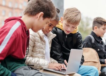 Copiii sub 10 ani sunt vizaţi în măsură tot mai mare de pedofili pe internet