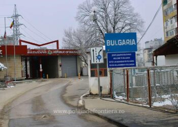 Microbuz burdușit cu sute de piese vestimentare, bănuite a fi contrafăcute