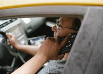 Un şofer beat şi fără permis s-a autodenunţat la 112