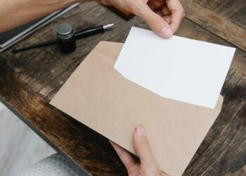 Poşta Română: Pachetul salarial al lucrătorilor poştali va creşte cu 250 de lei; procedurile poştale vor fi simplificate 