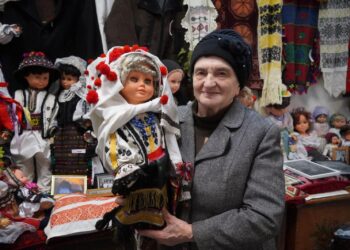 Pensionari de ispravă! Colecţie de 300 de păpuşi îmbrăcate în costumele tradiţionale din zeci de sate