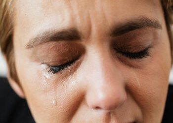 70% de români au plâns cel puțin o dată în 2023. Angoasele anului trecut