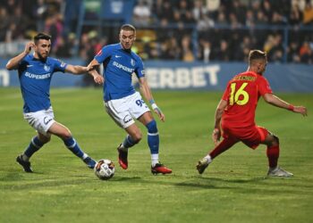 Tot mai departe de titlu