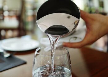 Restaurantele, barurile și instituțiile publice, obligate să ofere GRATUIT apă clienților