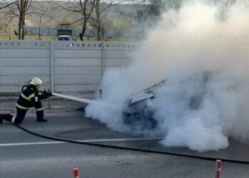 O mașină a luat foc, pe o stradă din Tulcea! (VIDEO)