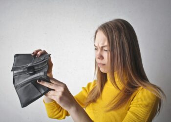 Majoritatea salariaţilor încasează un salariu lunar net mai mic decât anul anterior