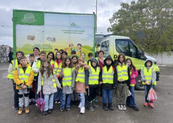 Mai mulți elevi, în vizită la stația de sortare și reciclare Polaris