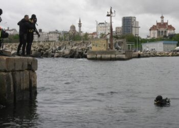 Antrenamente riguroase ale scafandrilor de la ISU Dobrogea, alături de colegii lor detașați din țară