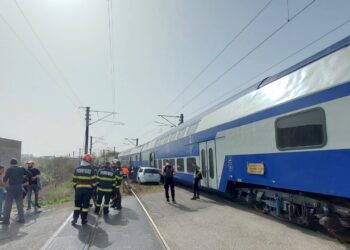 Mașină lovită de tren, în zona Cora