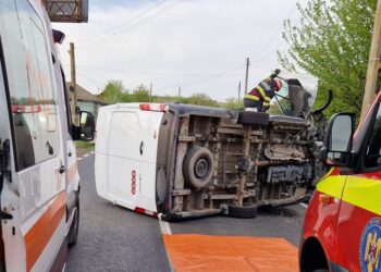 Camion răsturnat în localitatea tulceană Horia (FOTO/VIDEO)