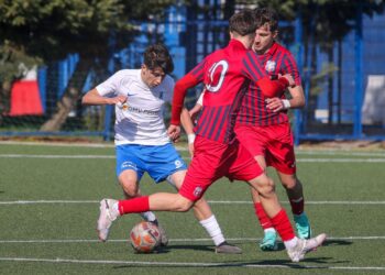 Cine merge în semifinală?