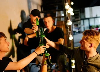 OMS avertizează asupra răspândirii consumului de alcool şi a utilizării ţigărilor electronice în rândul adolescenţilor