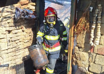 Incendiu la o casă din Măcin! Două butelii au explodat în timpul intervenției pompierilor