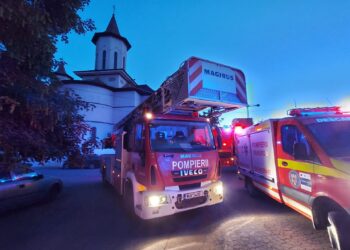 Incendiu într-un bloc din Constanța. O femeie de 70 de ani s-a intoxicat cu fum, iar NOUĂ persoane au fost evacuate