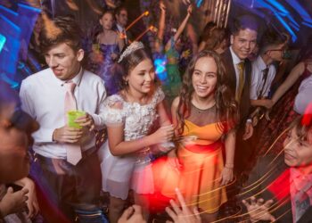 Sezonul banchetelor îi seacă de bani pe părinți. Ținuta de gală- 10.000 de lei, fericirea copilului- neprețuită!