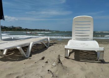 Oferta sezonului: Plătești 150 lei și ai șezlong toată vara!