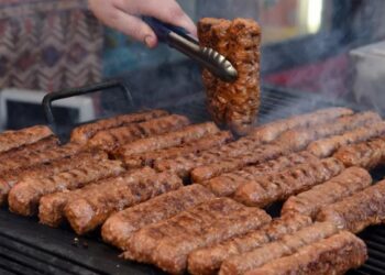 Micii, o plăcere vinovată. Cât de sănătos este preparatul „vedetă” de pe mesele de 1 Mai
