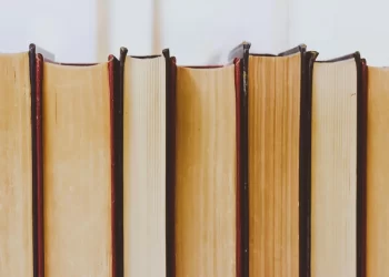 Poftim cultură! În țara în care jumătate din populație n-a citit nicio carte în ultimul an, se fură până și volume vechi… cu sacul