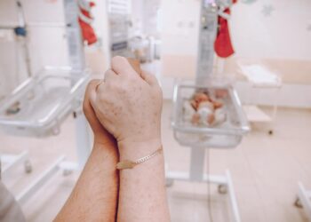 Părinții mută munți. Aproape 1 milion de euro, în 6 zile, bani din donații pentru dotarea unei secții de neonatologie și a unei maternități