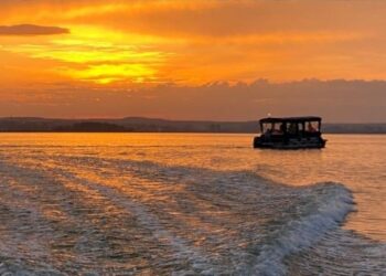 Plimbări gratuite cu vaporașul pe lacul din Ovidiu