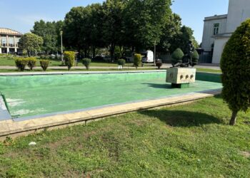 Oaze de nepăsare în vreme de caniculă. Fântânile arteziene din centru, nefuncționale