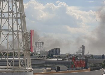 Arde o casă pe bulevardul Aurel Vlaicu