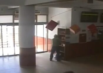 Bărbat suprins de camerele de supraveghere în timp ce a furat toate cărțile din „Biblioteca din Gară” (VIDEO)