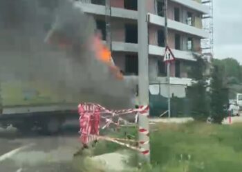 UPDATE – Arde o autoutilitară încărcată cu materiale plastice, în Constanța (VIDEO)