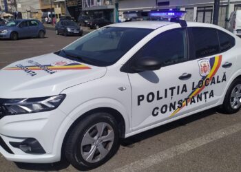 Tânără, surprinsă de polițiștii locali în timp ce agresa oamenii pe stradă