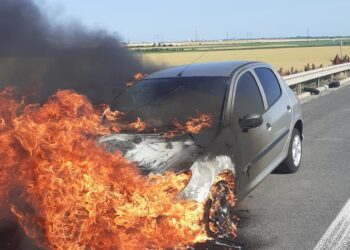 O mașină a luat foc pe A4, sensul de circulație Agigea-Ovidiu