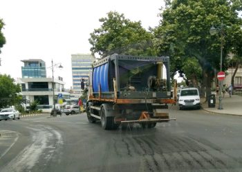 Străzile din Constanța, stropite cu apă pentru reducerea căldurii și a prafului