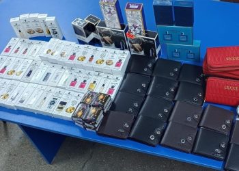 Parfumuri și accesorii „fake”, confiscate de jandarmi în Olimp, Satul de Vacanță și Constanța