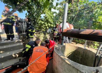 Intervenție contracronometru pentru pompierii tulceni. Un bărbat de 57 de ani, salvat după ce a căzut într-o fântână