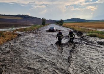 UPDATE – Peste ZECE mașini, afectate de o viitură în județul Tulcea. O persoană a fost evacuată (VIDEO)